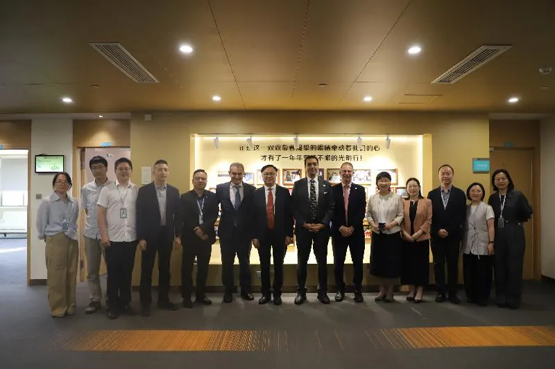 英国与希腊眼科专家到访温医大眼视光（原报道配图）